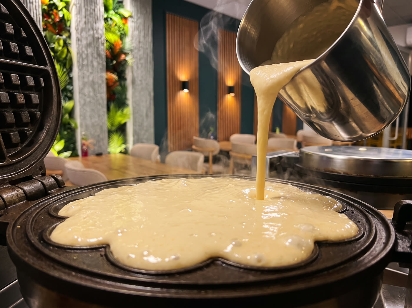 Waffle hamuru sıcak demire dökülüyor