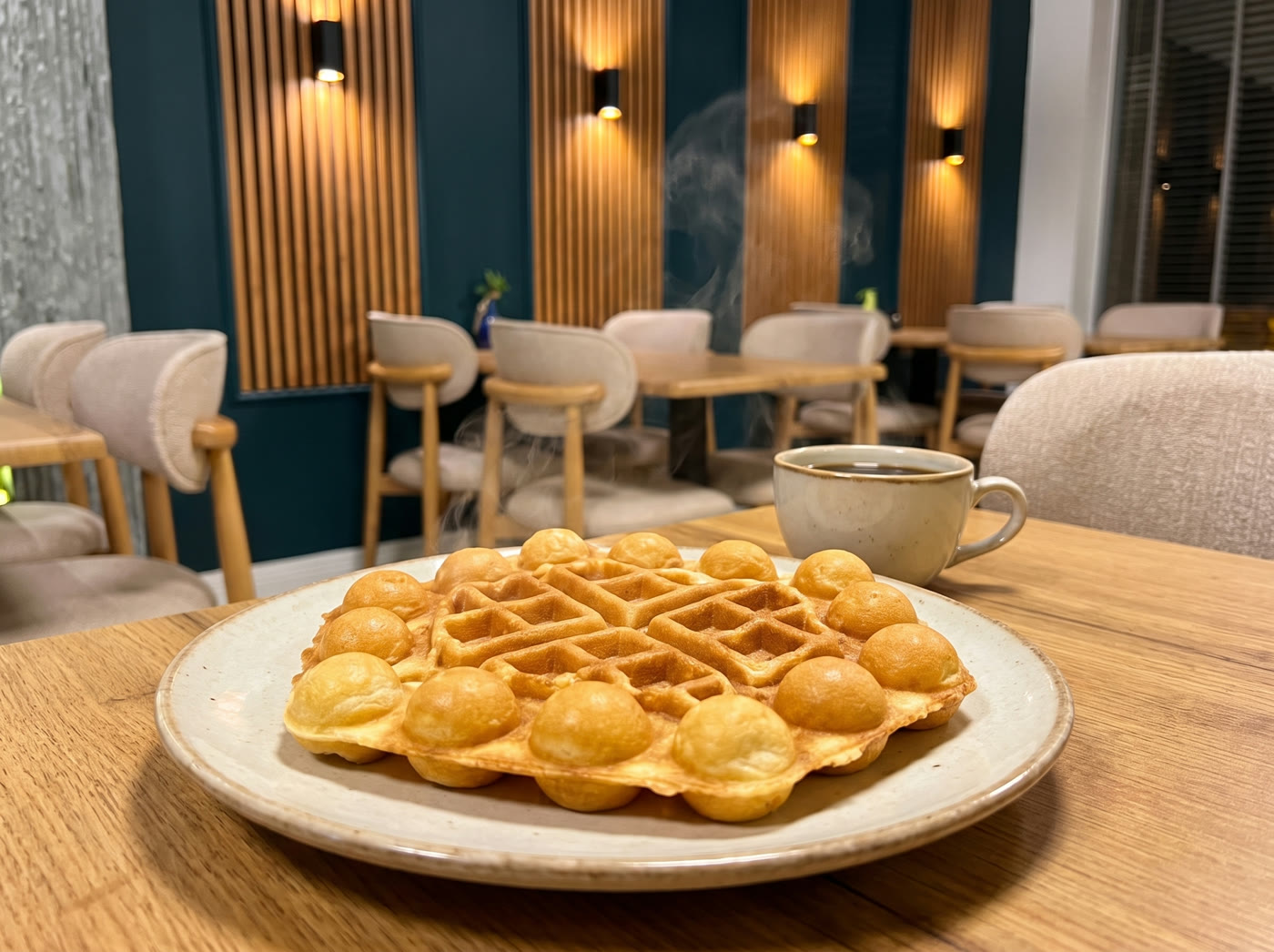 Tabakta sıcak waffle ve yanında kahve